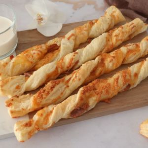 paluchy z ciasta francuskiego z serem i szynką