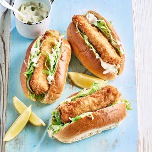 Hot dogi z paluszkami rybnymi