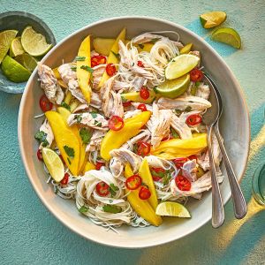 Sałatka z makaronem, kurczakiem i mango