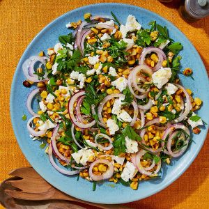 Sałatka z serem feta i prażoną kukurydzą