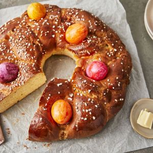 wielkanocny wieniec drożdżowy