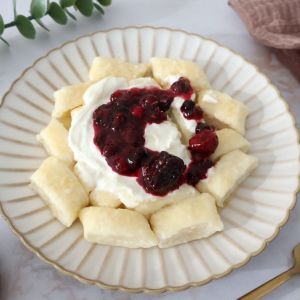 kluski leniwe na słodko ze śmietaną i owocami