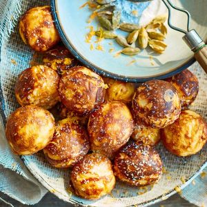 Aaebleskiver – duńskie racuchy z czerwoną pomarańczą