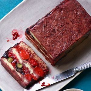 Deser z galaretką i owocami