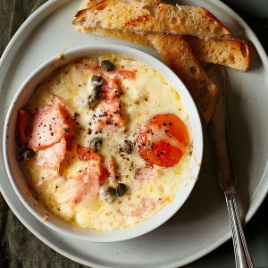 Jajka z piekarnika z wędzonym łososiem