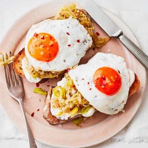 Pory chilli i czosnku z jajkiem na grzance