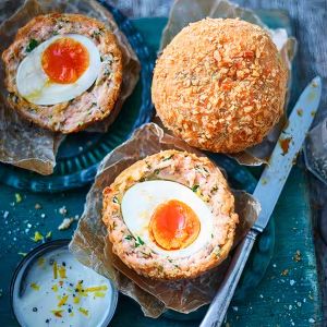 Szkockie jajka z wędzonego łososia