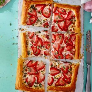 Tarta wytrawna z truskawkami i fetą