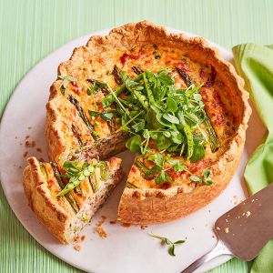 Tarta wytrawna ze szparagami i groszkiem