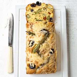 Chleb ze szparagami, suszonymi pomidorami i oliwkami