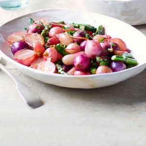 Rzodkiewki i szparagi w polewie z brązowym masłem