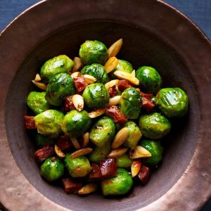 Smażona brukselka z chorizo i migdałami