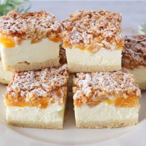 sernik z brzoskwiniami