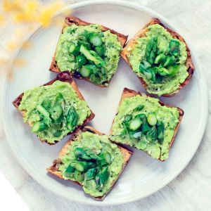 crostini z bobem i szparagami