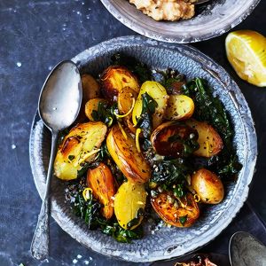 Młode ziemniaki ze szpinakiem i kaparami