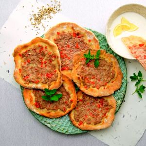 Lahmacun z mięsem mielonym