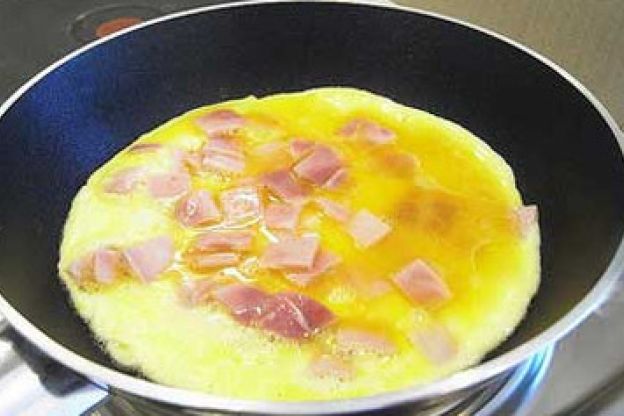 Przepis na pyszny omlet z szynką