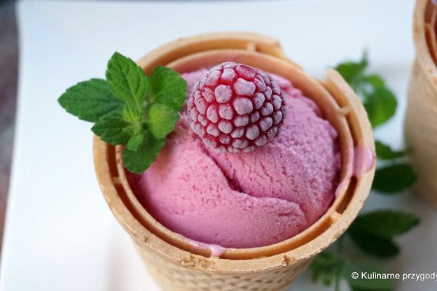 Przepis: Domowe lody malinowe