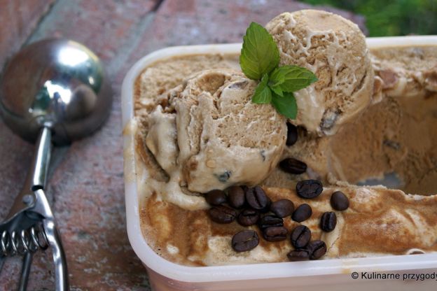 Przepis: Domowe lody kawowe z rodzynkami