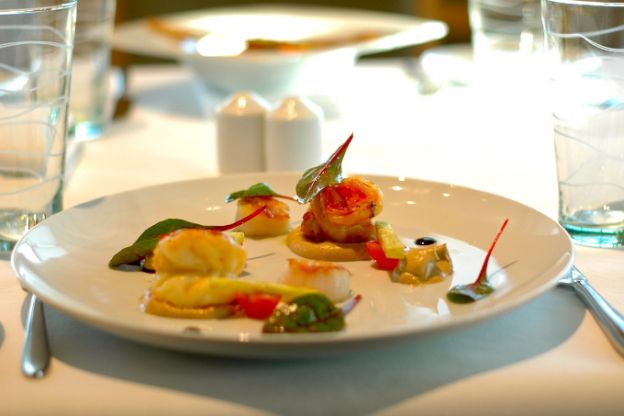 Przepis: Marynowane krewetki z czerwoną salsą i trawą cytrynową