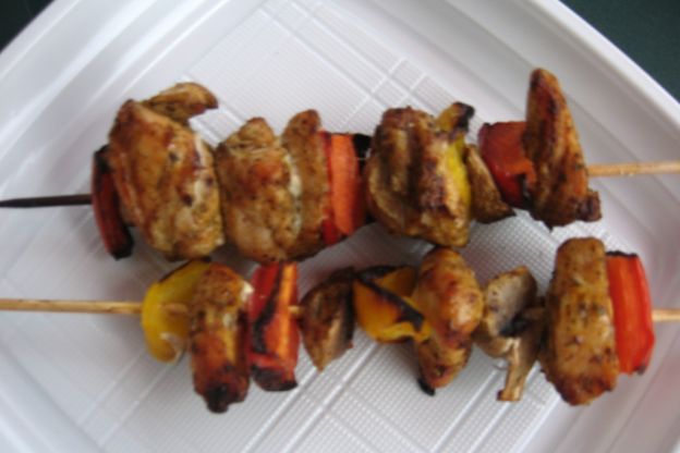 Przepis: kolorowe szaszłyki z kurczaka