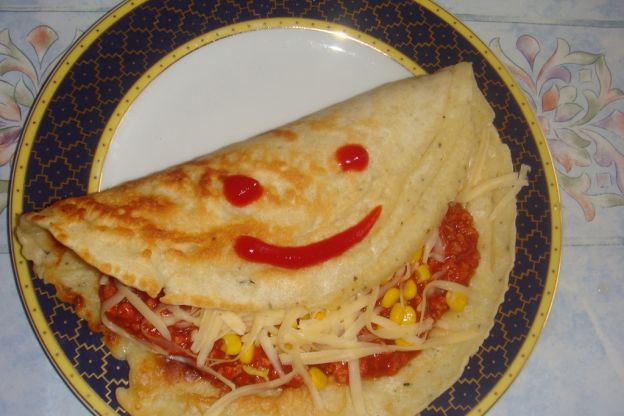 Omlet z kiełbasą i serem przepis