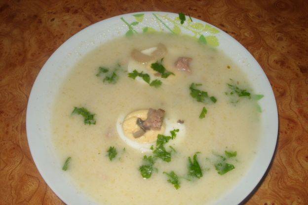 Żurek z jajkiem i kiełbasą