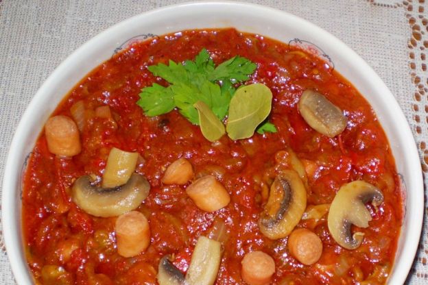 Przepis na leczo z parówkami i pieczarkami