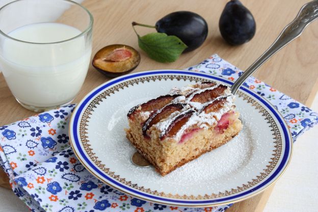 Przepis: Ciasto ze śliwkami - drożdżowe z kokosem