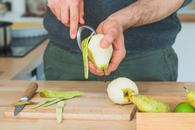 gruszka-obieranie-iStock