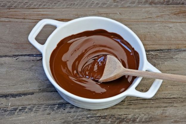 StockFood_11015326_Layout_A_wooden_spoon_in_a_bowl_of_melted_chocolate