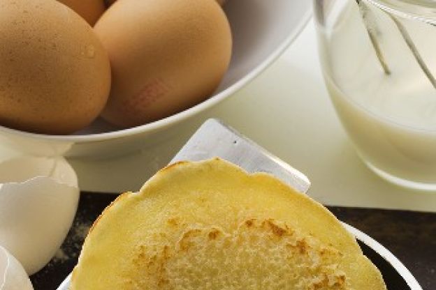 StockFood_00927344_Layout_Piling_up_pancakes_in_frying_pan