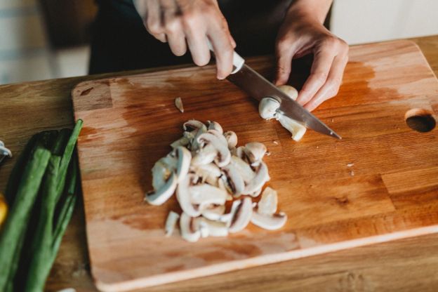 pieczarki-krojenie