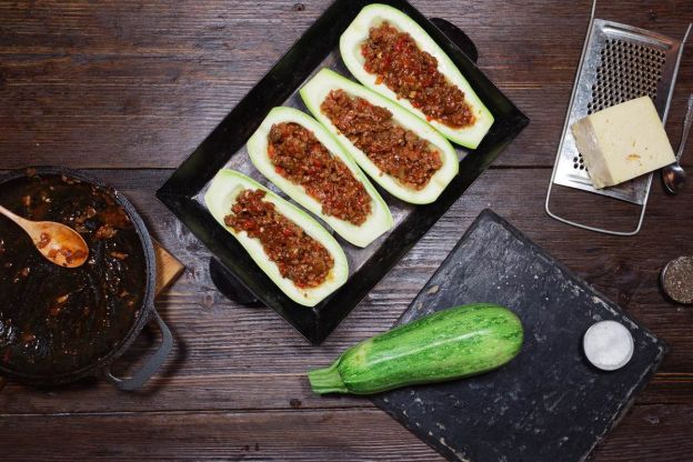 cukinia-faszerowana-miesem-przepis