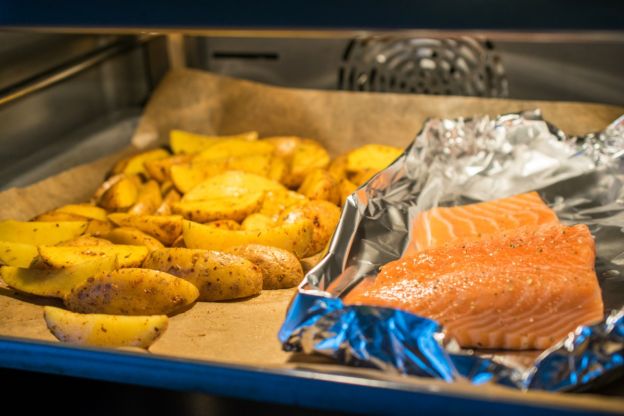 pieczenie ziemniaków i łososia