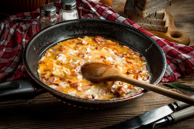 Jajecznica z kiełbasą - przepis