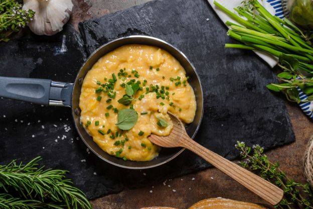Jajecznica z serem - przepis