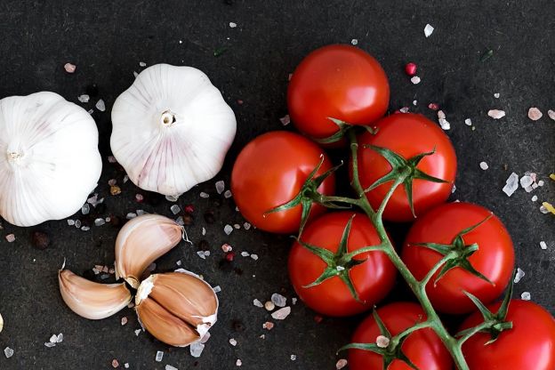 Pomidorki koktajlowe i czosnek