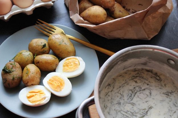 Jajka i sos koperkowy