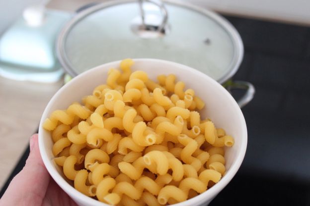 Gotowanie makaronu do sałatki