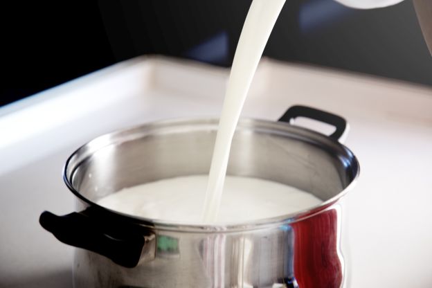 Mleko w garnku