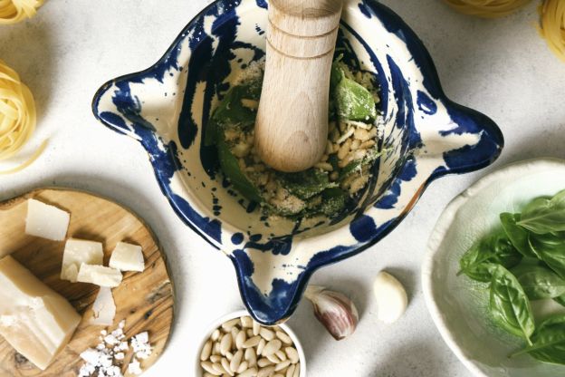 Pesto bazyliowe - przygotowanie w moździerzu