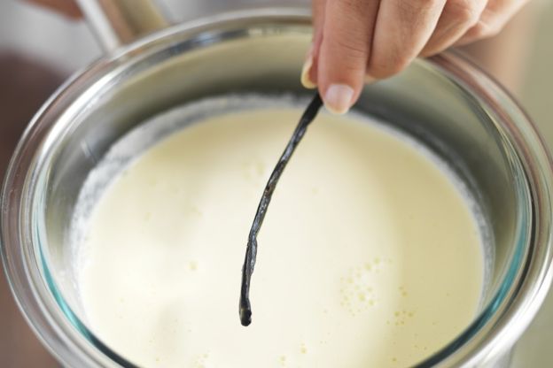 Podgrzewanie śmietanki z wanilią