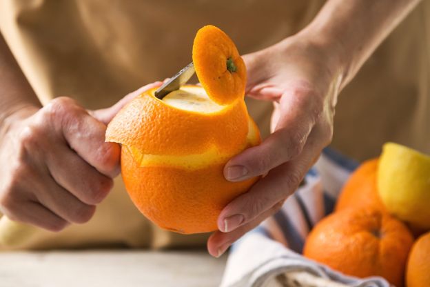 Pomarańcza obieranie