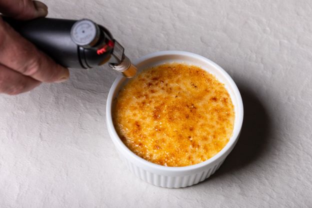Przypalanie palnikiem creme brulee