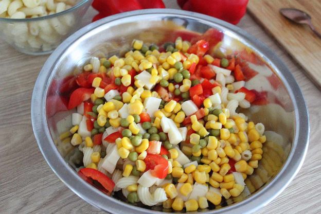 Sałatka makaronowa z kurczakiem - kukurydza i groszek