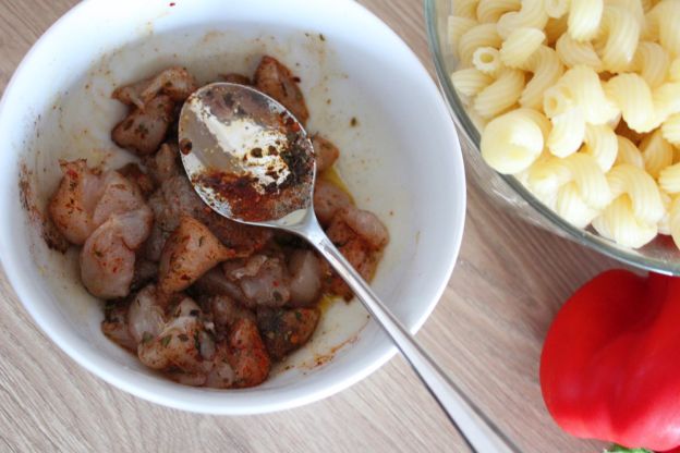 Sałatka z kurczakiem - doprawione mięso