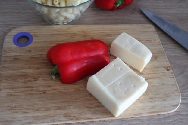 Sałatka z makaronem i kurczakiem - papryka i ser żółty