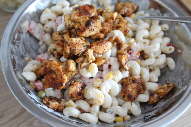 Sałatka z makaronu i kurczaka - mieszanie