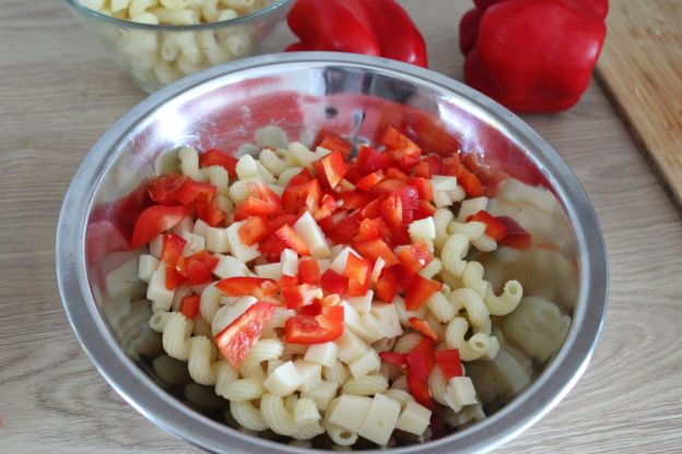Sałatka z makaronu i kurczaka - papryka i ser